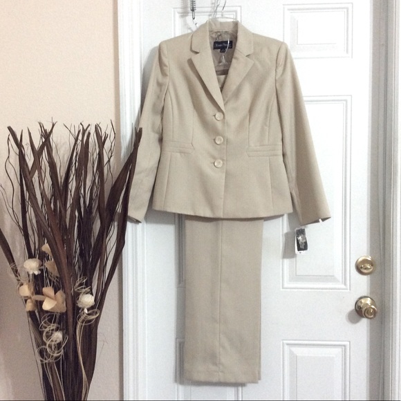 Evan Picone Pants - Evan-Picone Women’s Almond/Tan Pantsuit Size 6